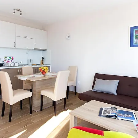 Apartment Palace 3 Funjestra *