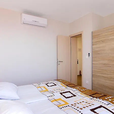 Palace 3 Funjestra Apartman *