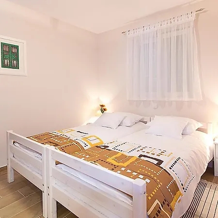 Apartment Palace 3 Funjestra
